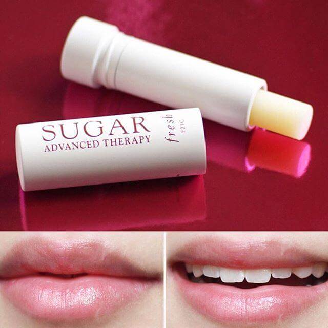 Fresh Sugar Lip Treatment Advanced Therapy 2.2g ลิปทรีตเม้นท์ที่ช่วยต่อต้านริ้วรอยบนริมฝีปาก ด้วยสารสกัดจากส้ม บัตเตอร์ Cupuacu น้ำมันเมล็ดพลัม และน้ำมันเสาวรส อุดมไปด้วย Hyaluronic Filling Spheres ที่ช่วยเพิ่มความอวบอิ่มให้เรียวปาก เนียนนุุ่มชุ่มชื่น ต่อต้านริ้วรอยบนริมฝีปาก